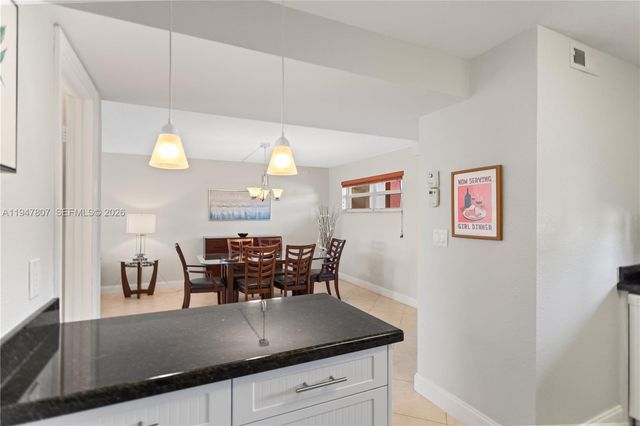 9500 N Hollybrook Lake Dr 5-206, Pembroke Pines, FL 33025