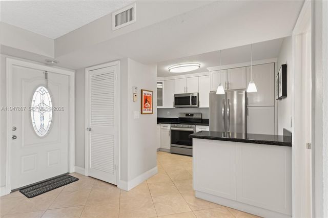 9500 N Hollybrook Lake Dr 5-206, Pembroke Pines, FL 33025