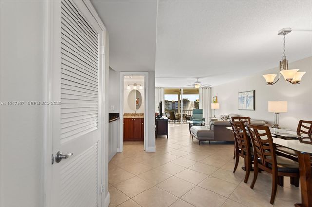 9500 N Hollybrook Lake Dr 5-206, Pembroke Pines, FL 33025