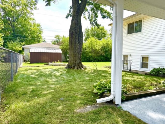 219 E 168th Place E, South Holland, IL 60473