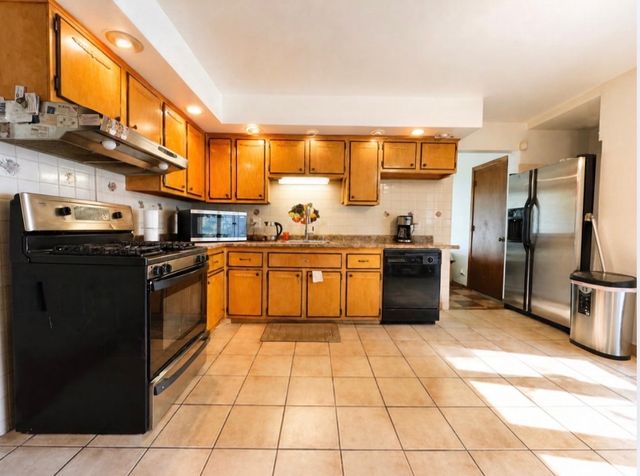 219 E 168th Place E, South Holland, IL 60473