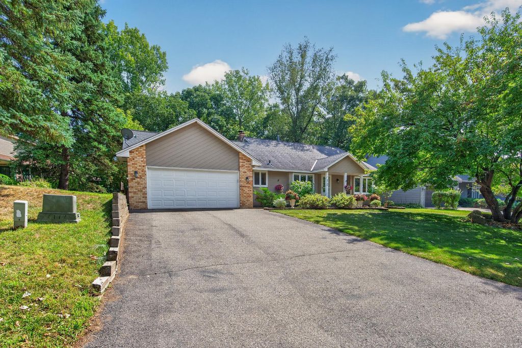 8746 Highwood Way, Apple Valley, MN 55124 — exterior