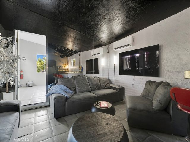 6033 Fulcher, North Hollywood, CA 91606
