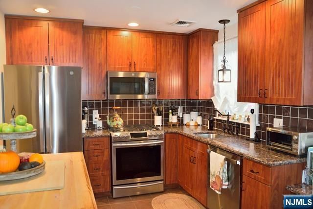 21 N Crest Drive, Cresskill, NJ 07626