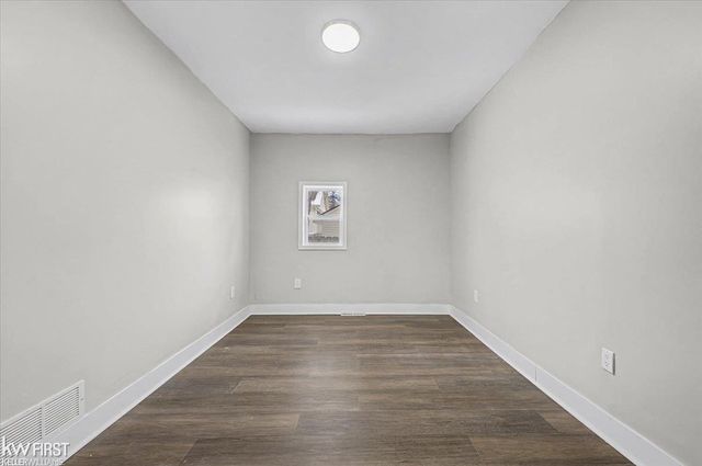 586 E Hayes Avenue, Hazel Park, MI 48030