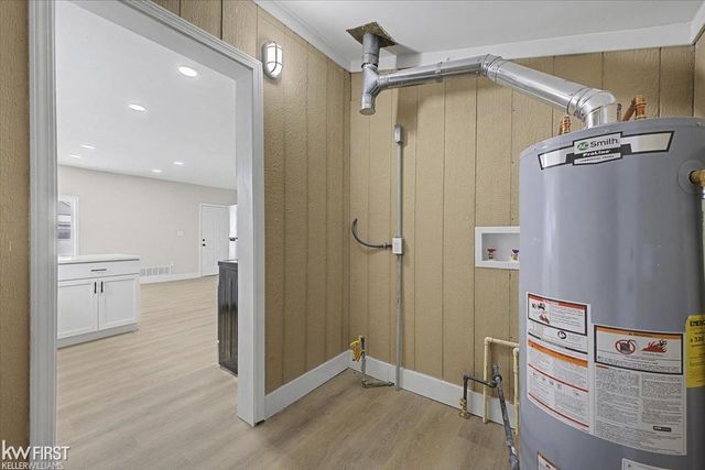 586 E Hayes Avenue, Hazel Park, MI 48030