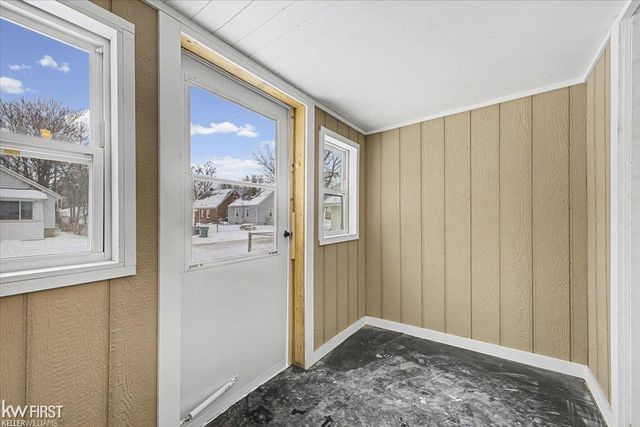 586 E Hayes Avenue, Hazel Park, MI 48030