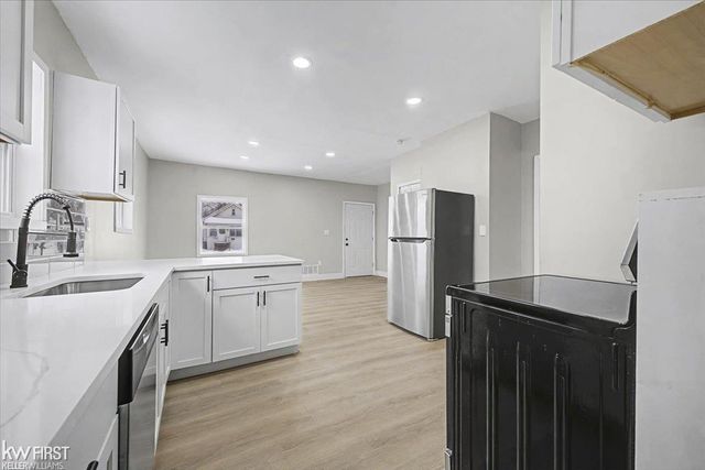 586 E Hayes Avenue, Hazel Park, MI 48030