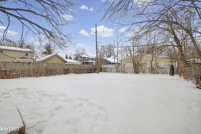 586 E Hayes Avenue, Hazel Park, MI 48030