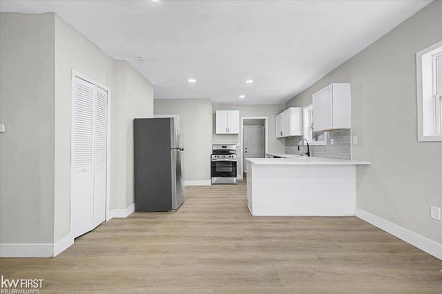 586 E Hayes Avenue, Hazel Park, MI 48030