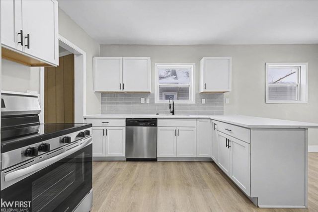 586 E Hayes Avenue, Hazel Park, MI 48030