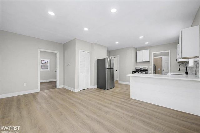 586 E Hayes Avenue, Hazel Park, MI 48030