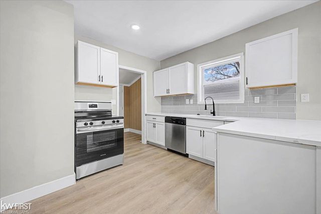 586 E Hayes Avenue, Hazel Park, MI 48030