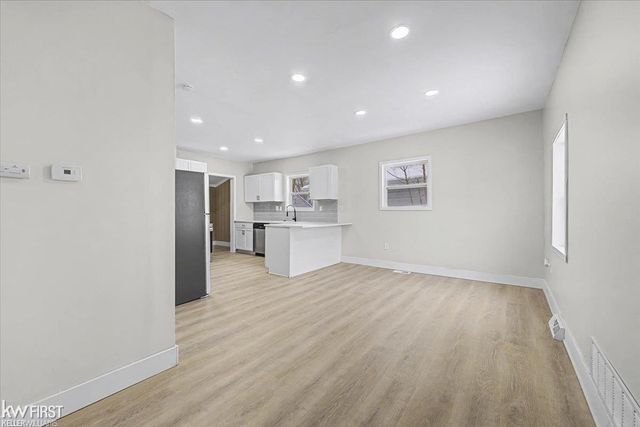 586 E Hayes Avenue, Hazel Park, MI 48030