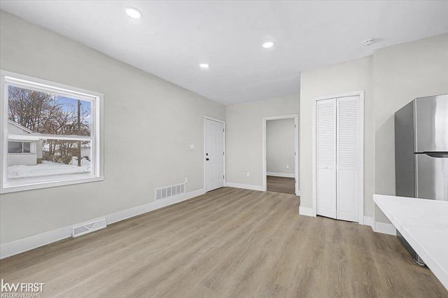 586 E Hayes Avenue, Hazel Park, MI 48030