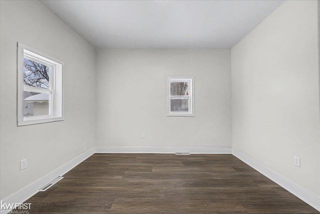 586 E Hayes Avenue, Hazel Park, MI 48030