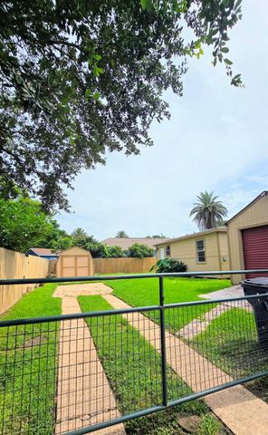 705 11th Street N, Texas City, TX 77590