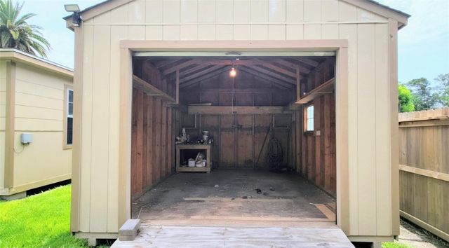 705 11th Street N, Texas City, TX 77590