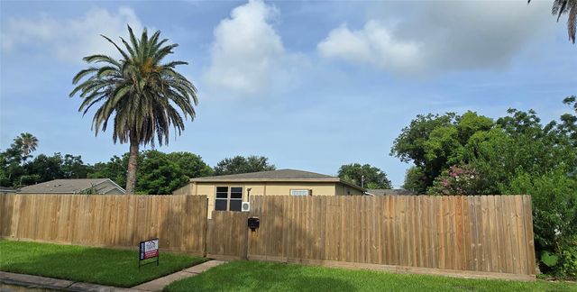 705 11th Street N, Texas City, TX 77590