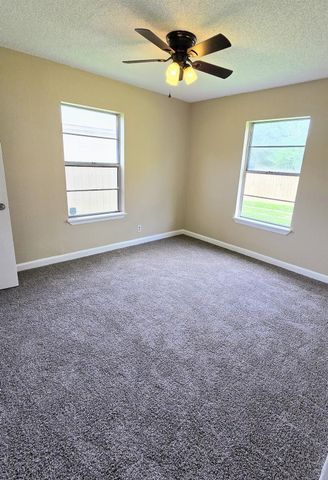 705 11th Street N, Texas City, TX 77590