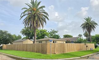 705 11th Street N, Texas City, TX 77590