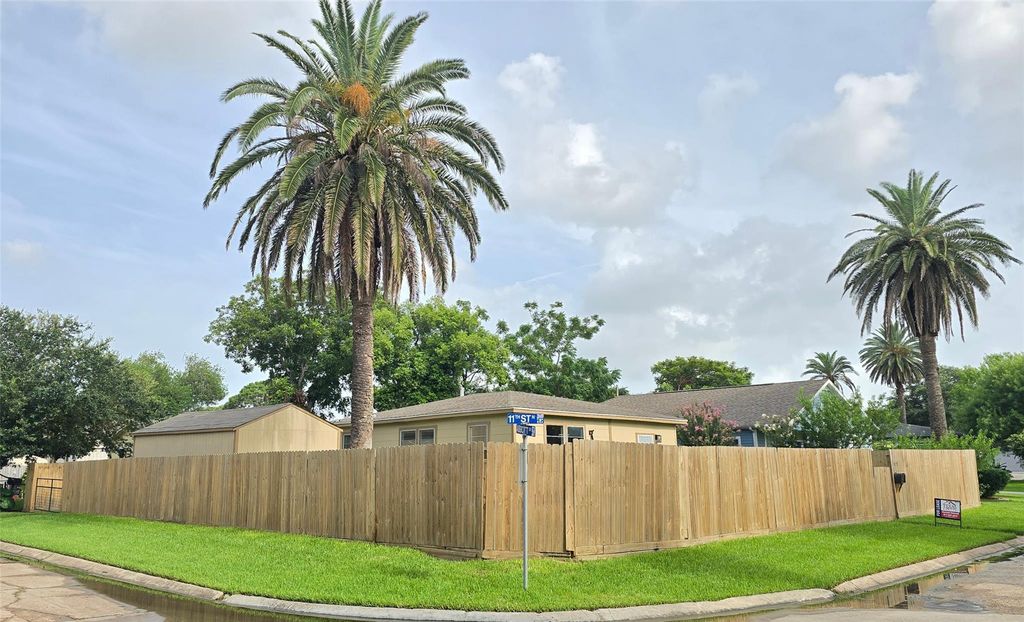 705 11th Street N, Texas City, TX 77590