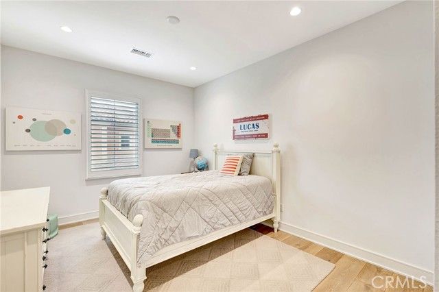 100 Della, Irvine, CA 92602