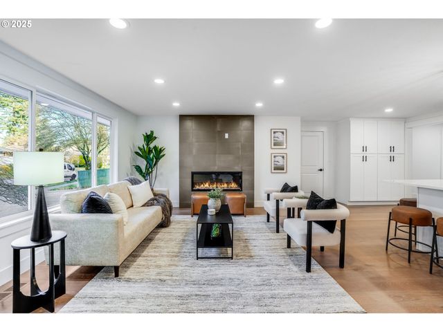 15136 Se GLADSTONE Dr, Portland, OR 97236