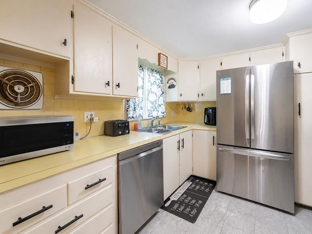 83 Harman Avenue, Seekonk, MA 02771