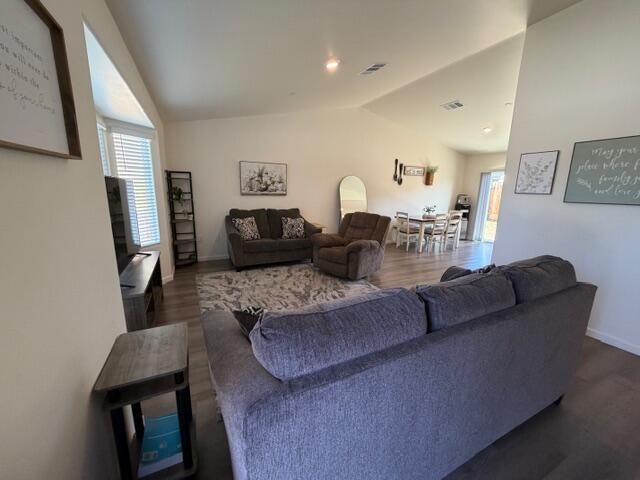 1192 Creekside Place, Porterville, CA 93257