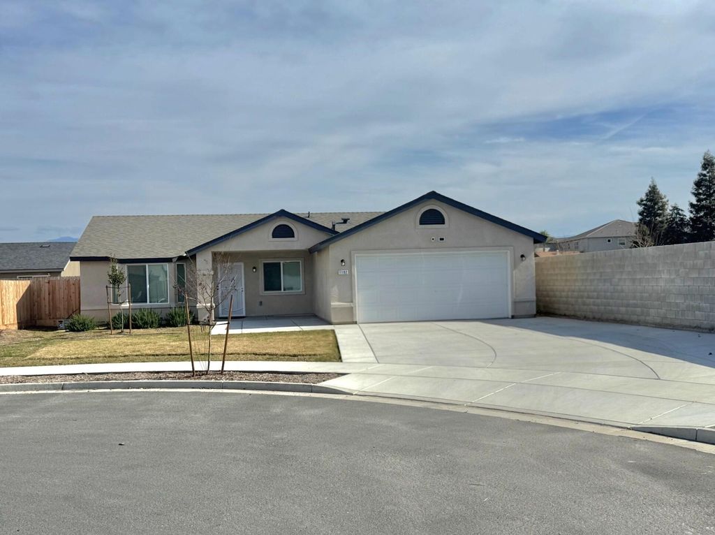 1192 Creekside Place, Porterville, CA 93257