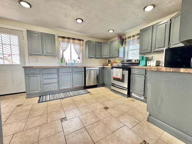 2800 W Clarksville Road, Lake Odessa, MI 48849