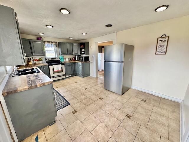 2800 W Clarksville Road, Lake Odessa, MI 48849