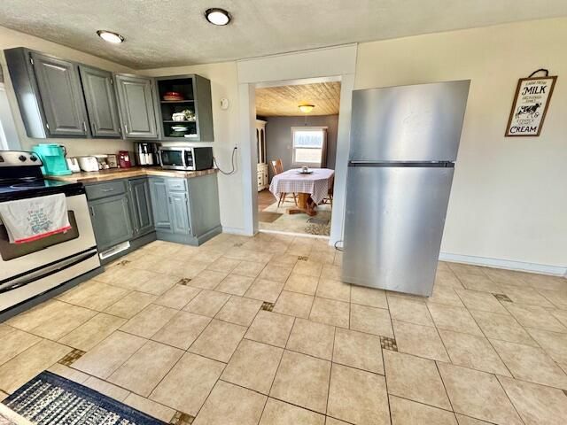 2800 W Clarksville Road, Lake Odessa, MI 48849