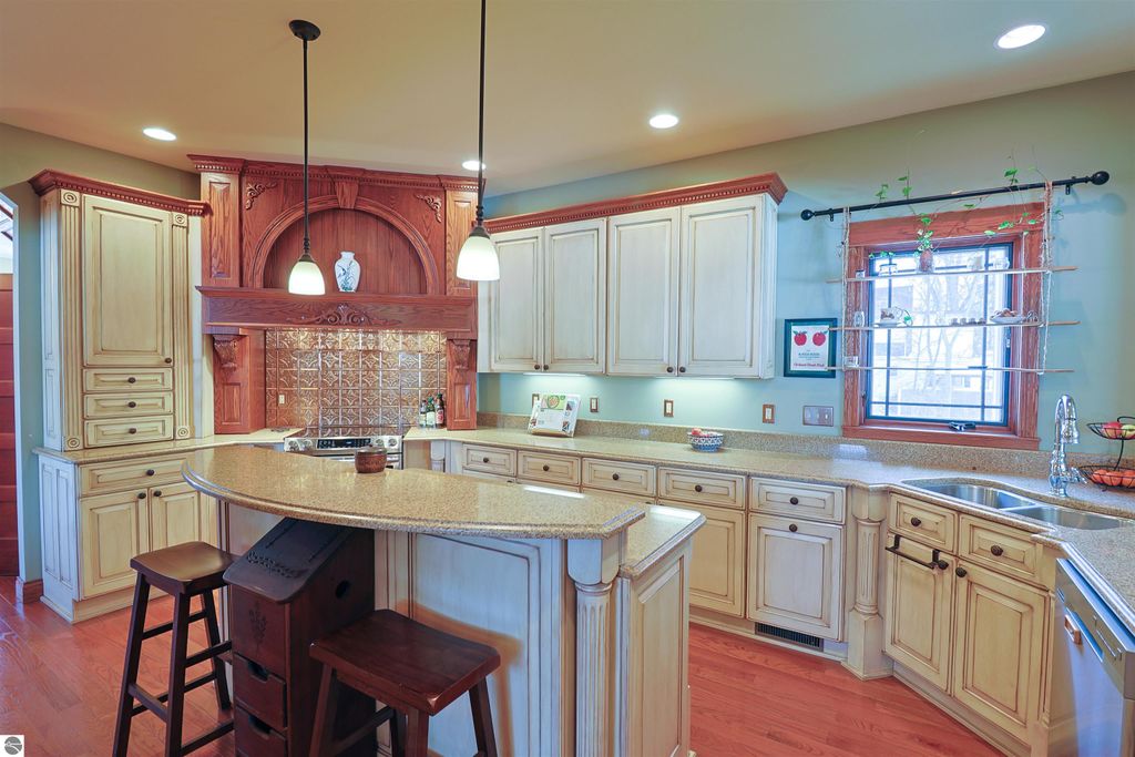 Image 11 of property listing at 1318 E Broadway, Mt Pleasant, MI 48858