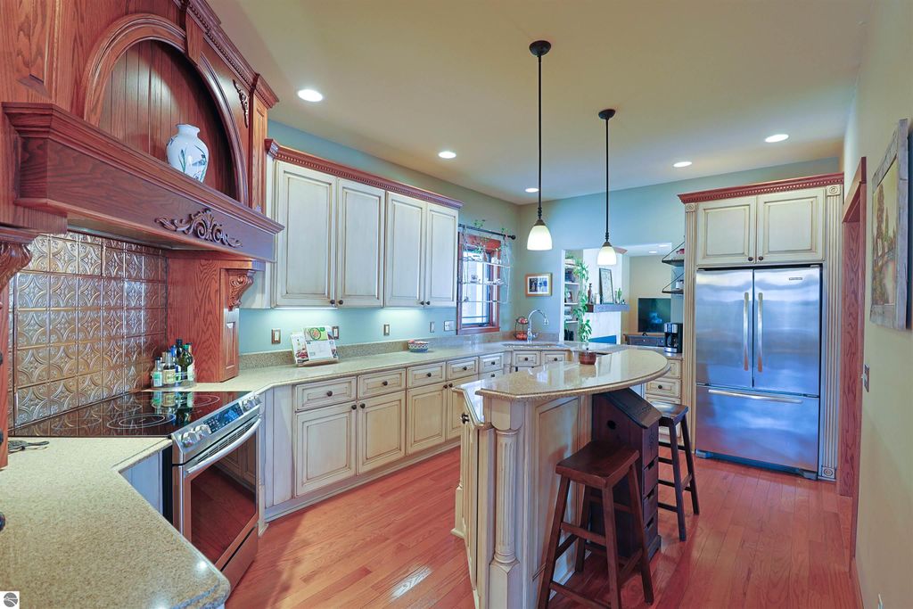 Image 12 of property listing at 1318 E Broadway, Mt Pleasant, MI 48858