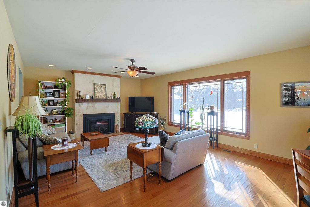 Image 16 of property listing at 1318 E Broadway, Mt Pleasant, MI 48858