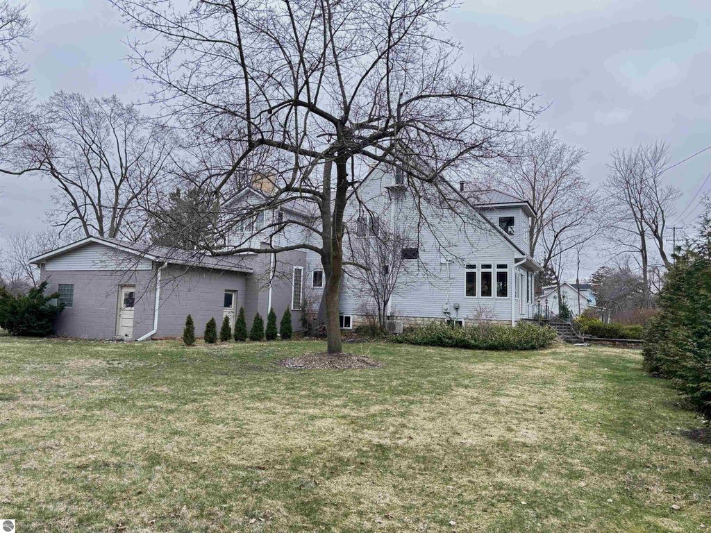 Image 3 of property listing at 1318 E Broadway, Mt Pleasant, MI 48858
