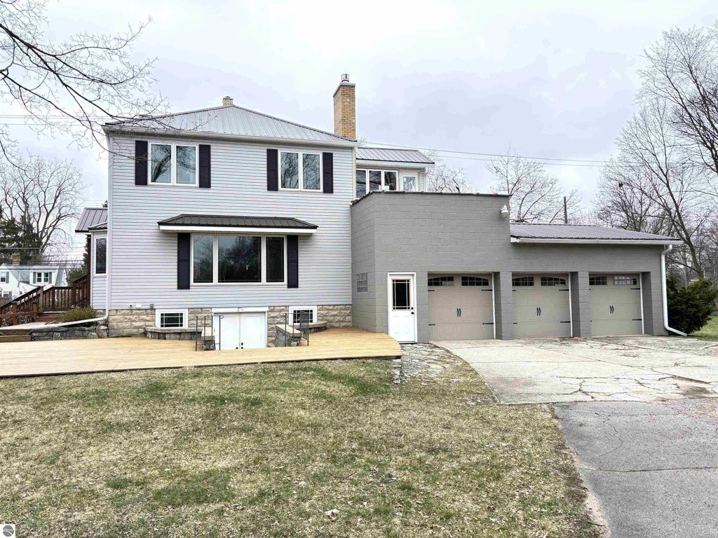 Image 4 of property listing at 1318 E Broadway, Mt Pleasant, MI 48858