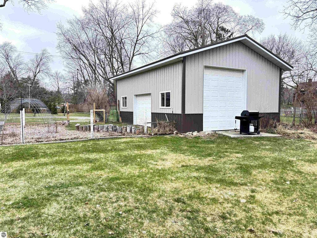 Image 5 of property listing at 1318 E Broadway, Mt Pleasant, MI 48858