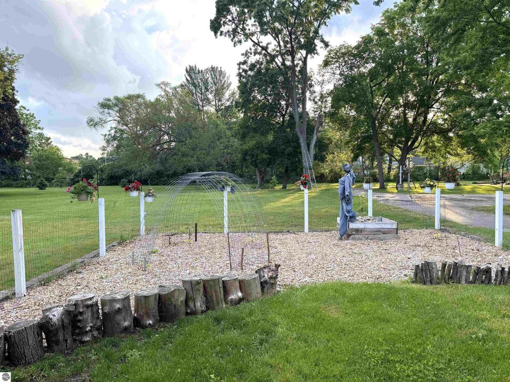 Image 7 of property listing at 1318 E Broadway, Mt Pleasant, MI 48858