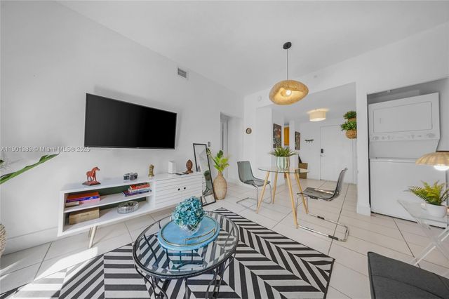 750 SW 2nd St, Miami, FL 33130