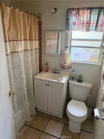 290 E Woodbury Rd, Altadena, CA 91001