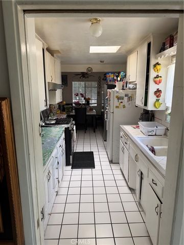 290 E Woodbury Rd, Altadena, CA 91001