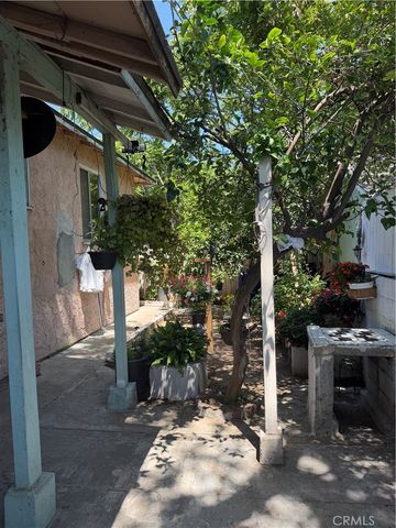 290 E Woodbury Rd, Altadena, CA 91001