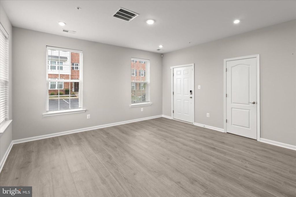 Image 4 of property listing at 9455 JAMES MACGOWAN LN #429, Owings Mills, MD 21117
