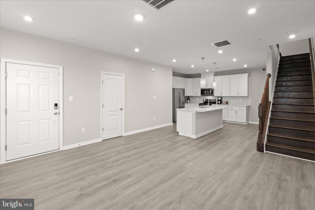 Image 7 of property listing at 9455 JAMES MACGOWAN LN #429, Owings Mills, MD 21117