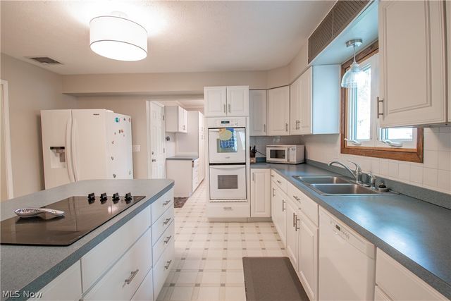 300 Tanglewood Trail, Wadsworth, OH 44281