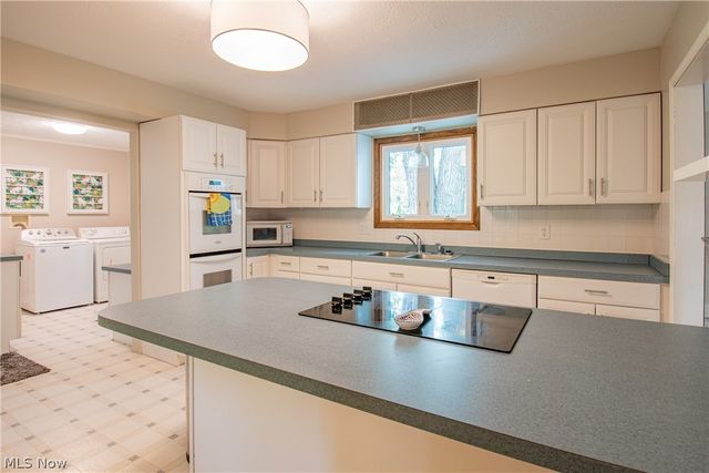 300 Tanglewood Trail, Wadsworth, OH 44281