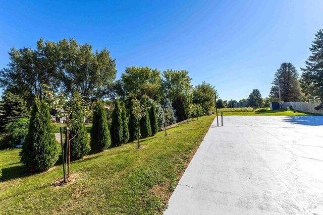 20830 270th St Street, Eldridge, IA 52748